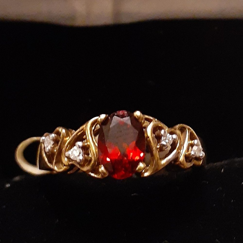 10K YELLOW GOLD GARNET& DIAMOND ACCENT RING SET IN HEARTS.